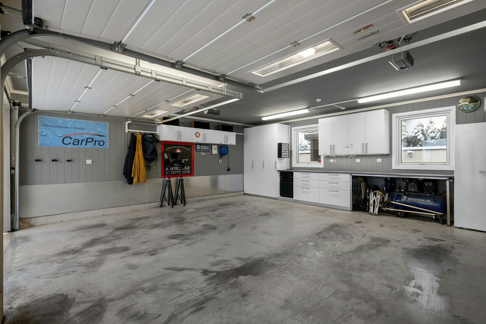 Choosing Between Epoxy and Polyaspartic Garage Floors in Minneapolis